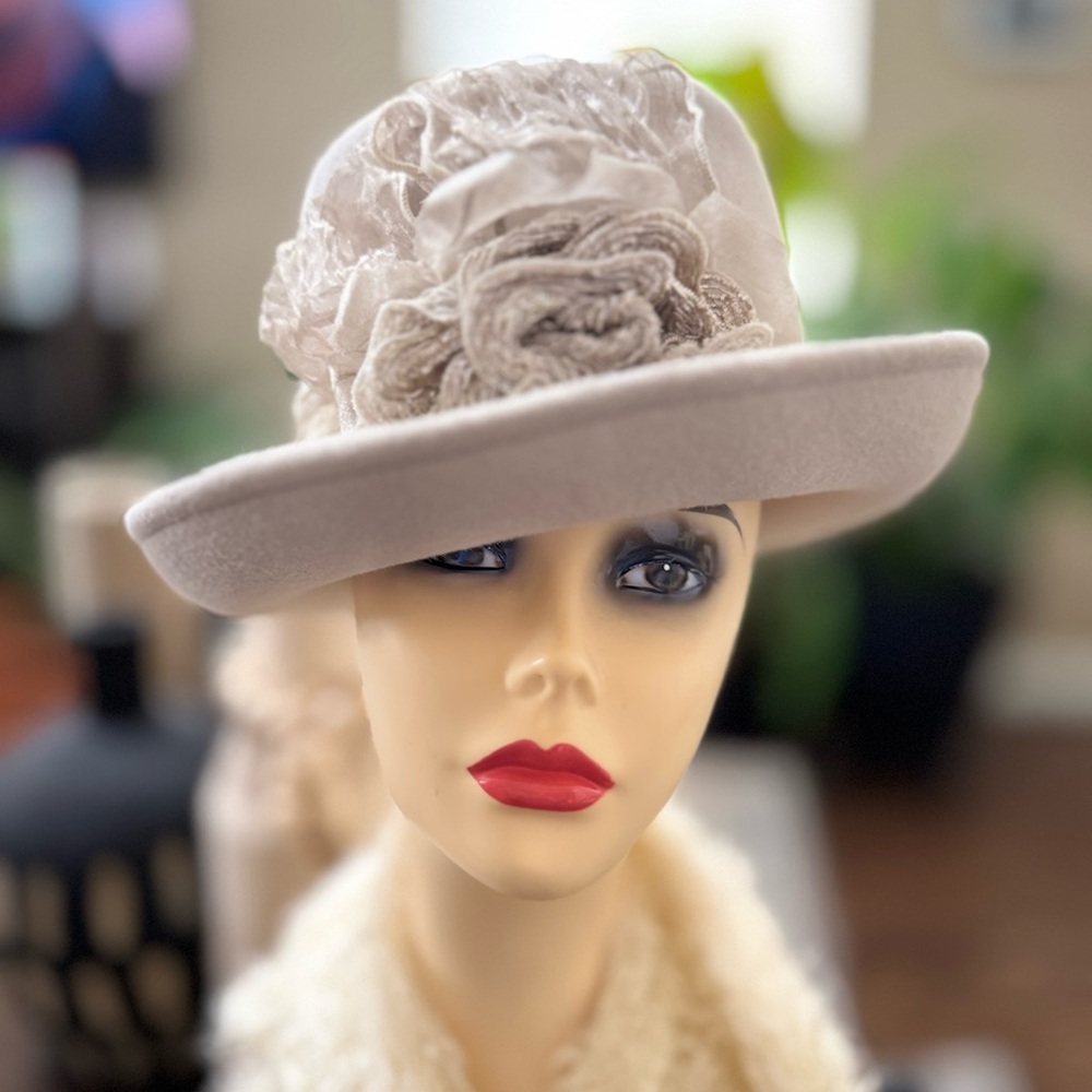 EUC Louise Green crean elegant hat with hat box.